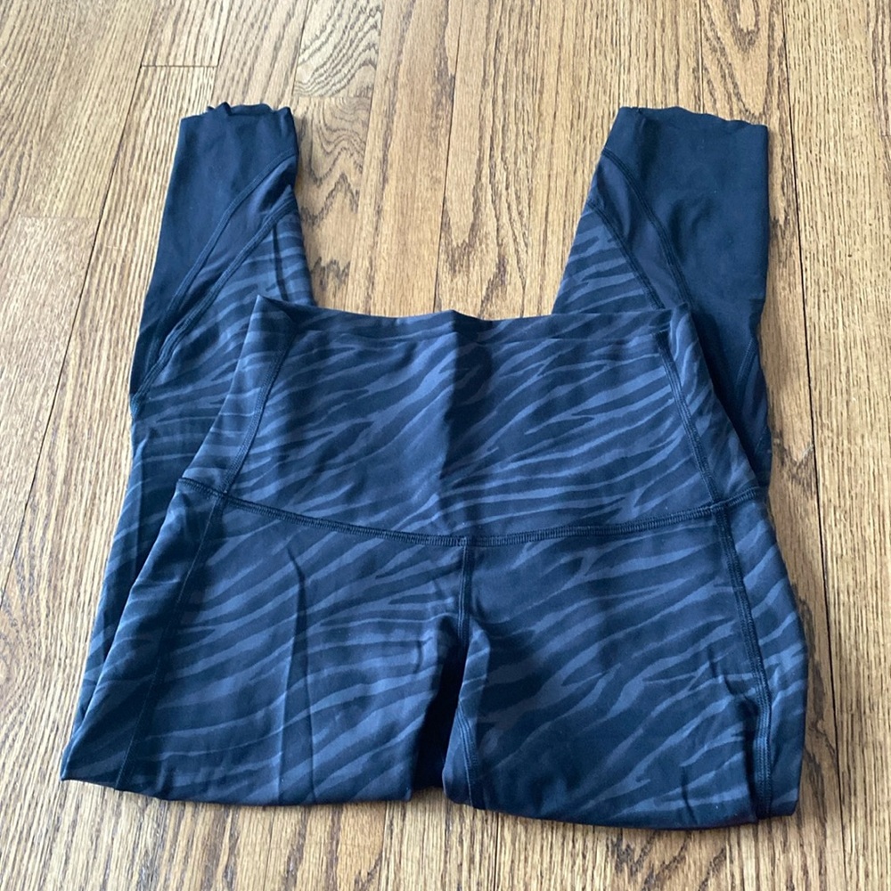 Lululemon leggings with mesh and scallop details